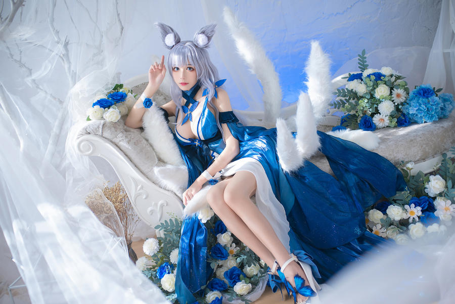 Momoko葵葵小姐姐cos《碧蓝航线》信浓礼服，白狐狸耳耳朵太可爱啦！-呆呆萌妹